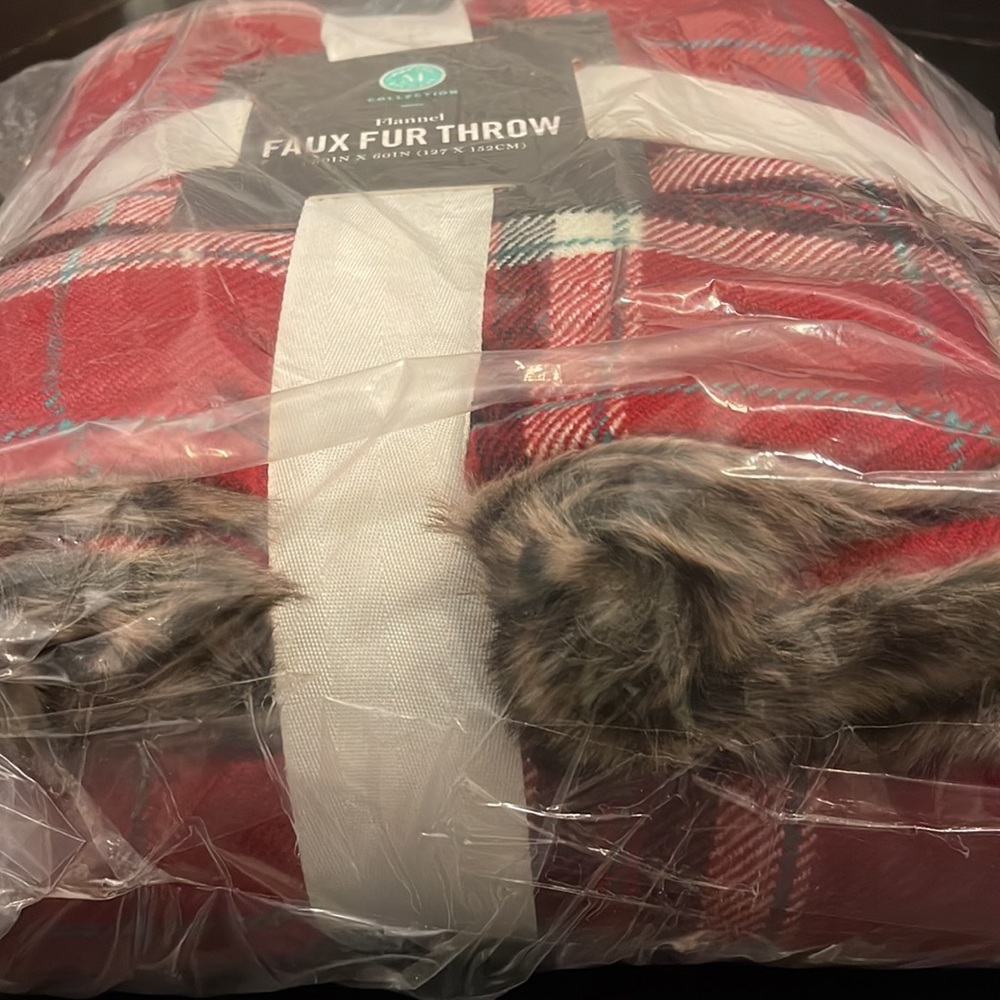 NWT Cozy Soft Plaid Flannel Faux Fur Throw Blanket by Martha Stewart Collection